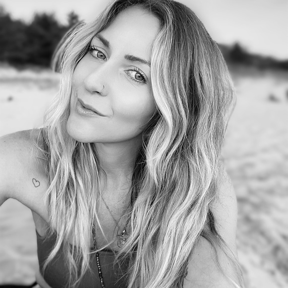 Meet your Posher, Hillary - Picture 4 of 6